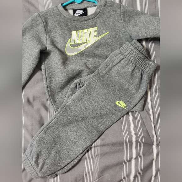 Nike Jogging Suit - Picture 1 of 2